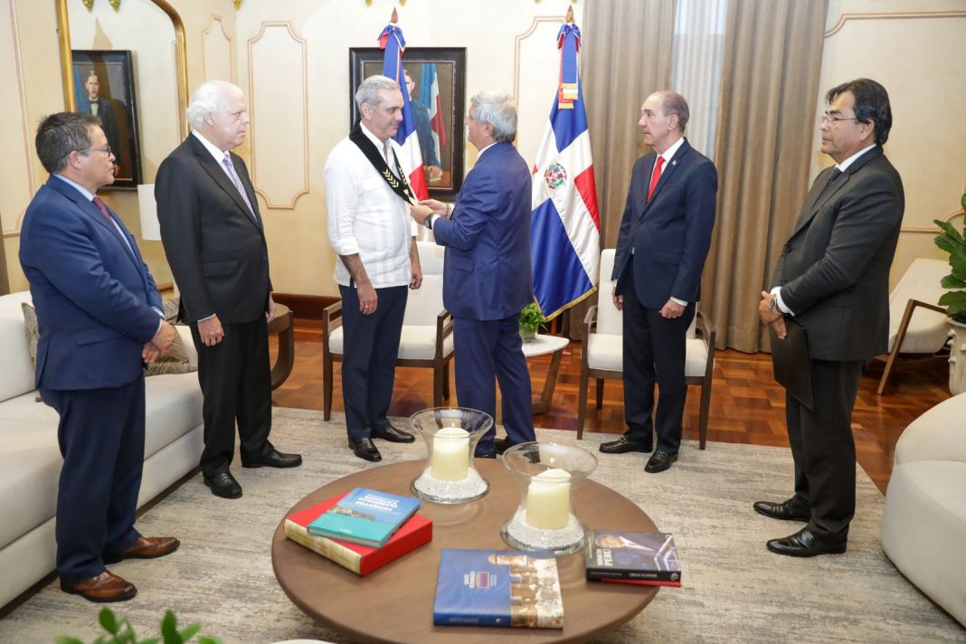 Presidente Abinader recibe Medalla de Valores Democráticos Fernando Belaunde Terry