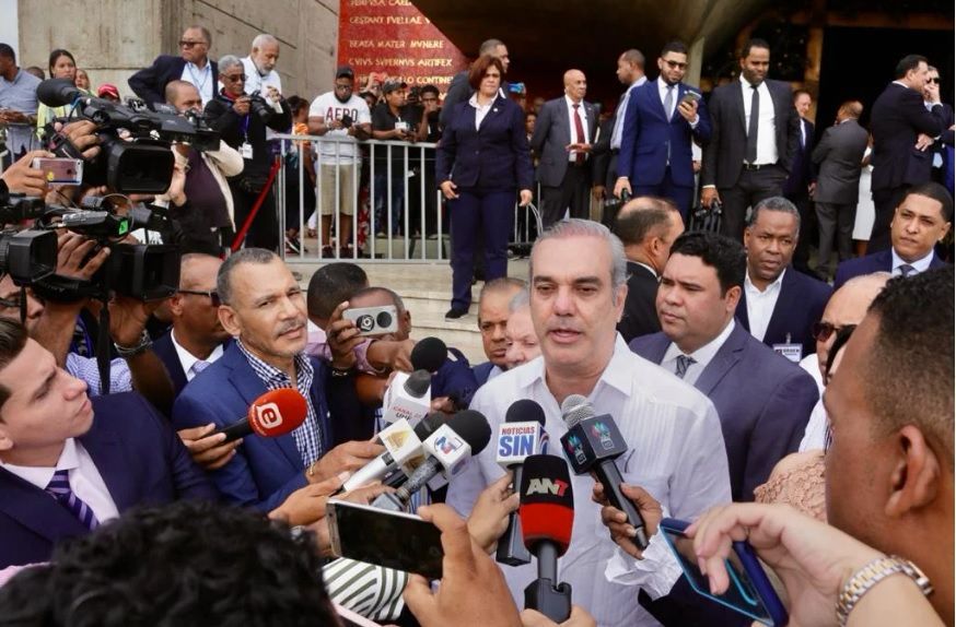 Presidente Abinader felicita a los periodistas y reafirma su compromiso con la libertad de prensa