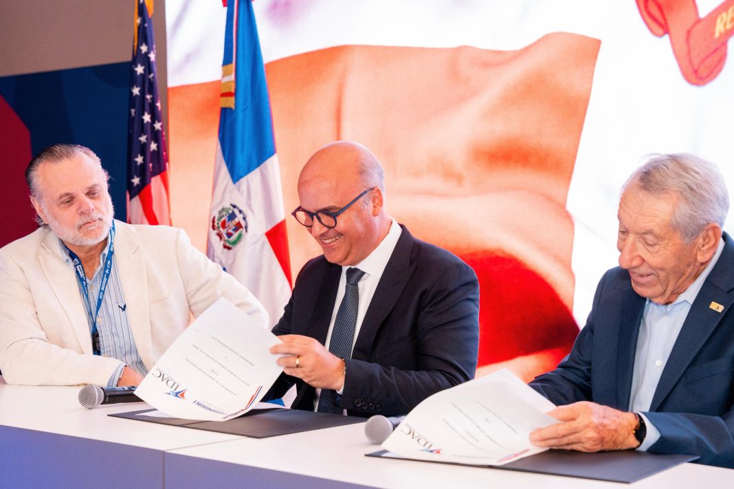 IDAC y Paramount Aviation Services firman acuerdo interinstitucional para evaluación de pilotos