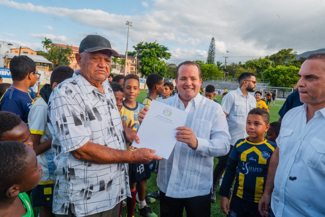 Gobierno entrega pensión al deportista Leonel Plácido