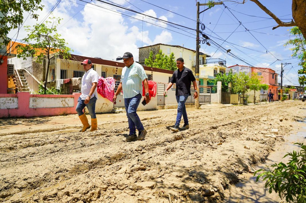Alcalde Roquelito intensifica operativos de limpieza en sectores afectados de Puerto Plata