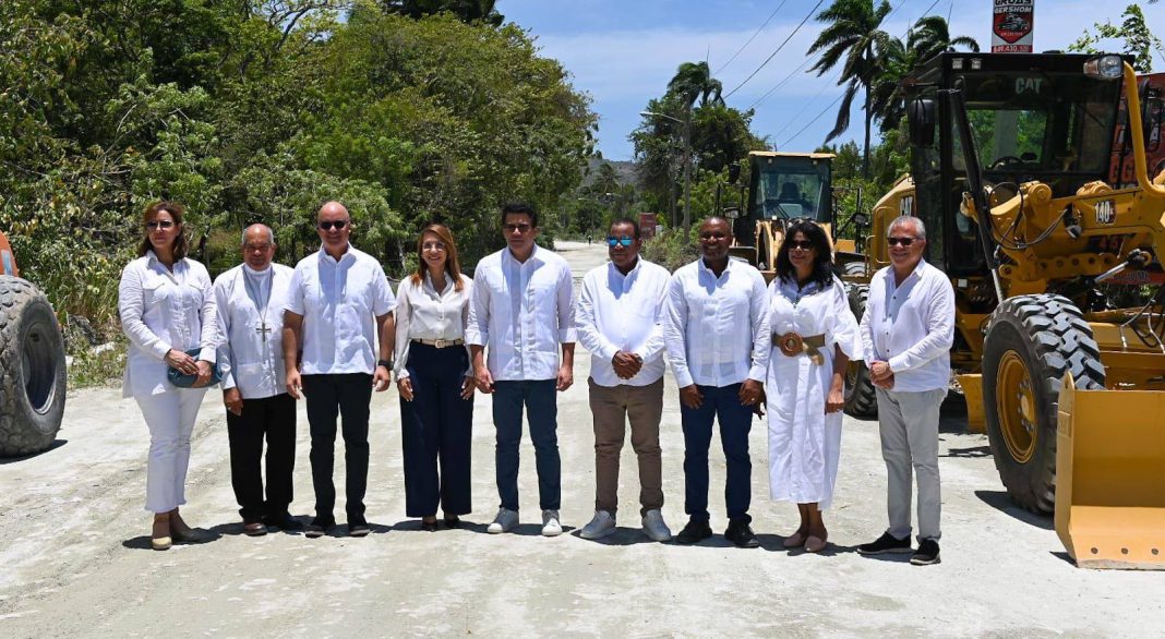 David Collado deja iniciado vía hacia playa Teco, deberas terminarce en 60 días