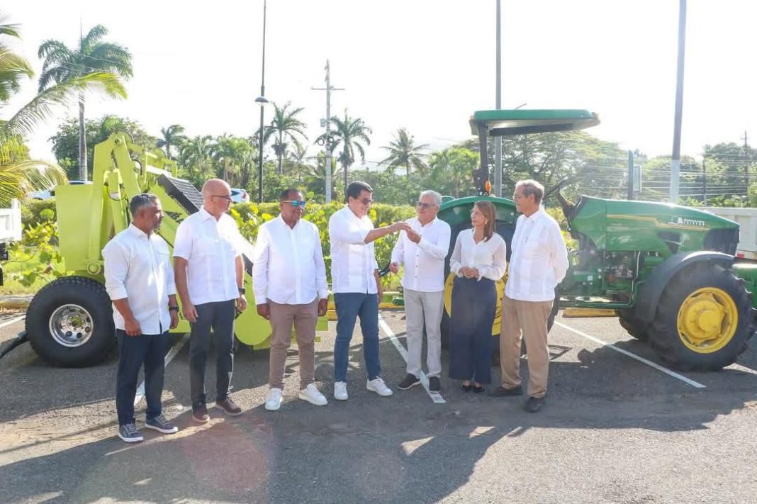 Turismo entrega equipos para limpieza de playas a Playa Dorada