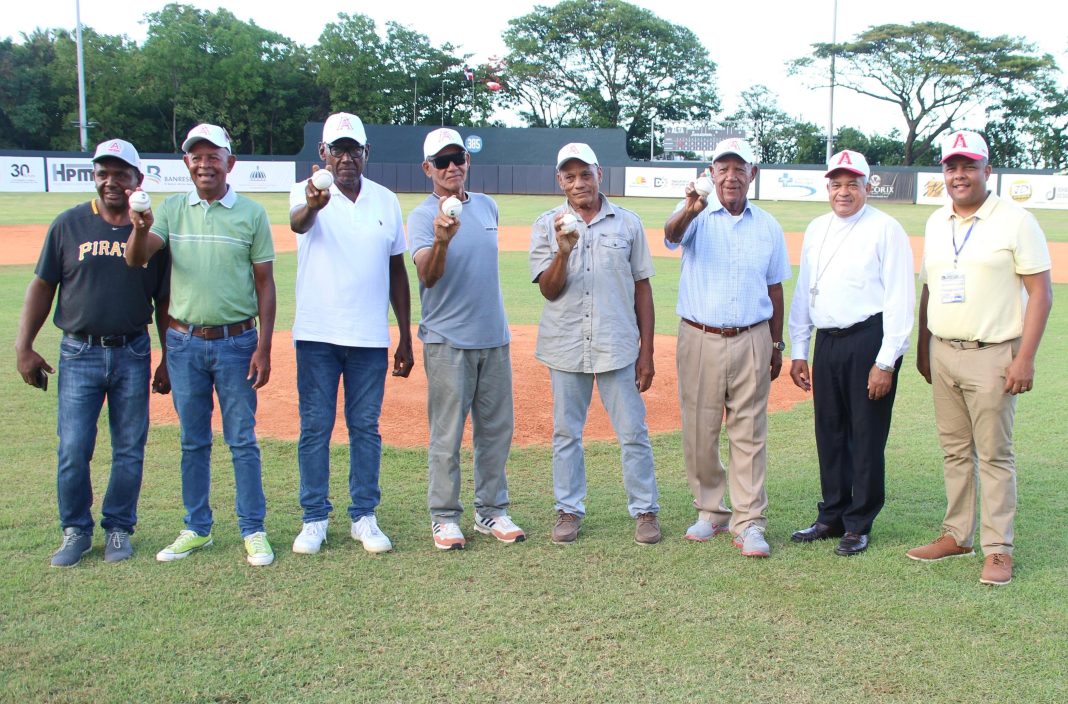 Leyendas de los Piratas del Atlántico realizan lanzamiento de honor en el parque de béisbol José Briceño