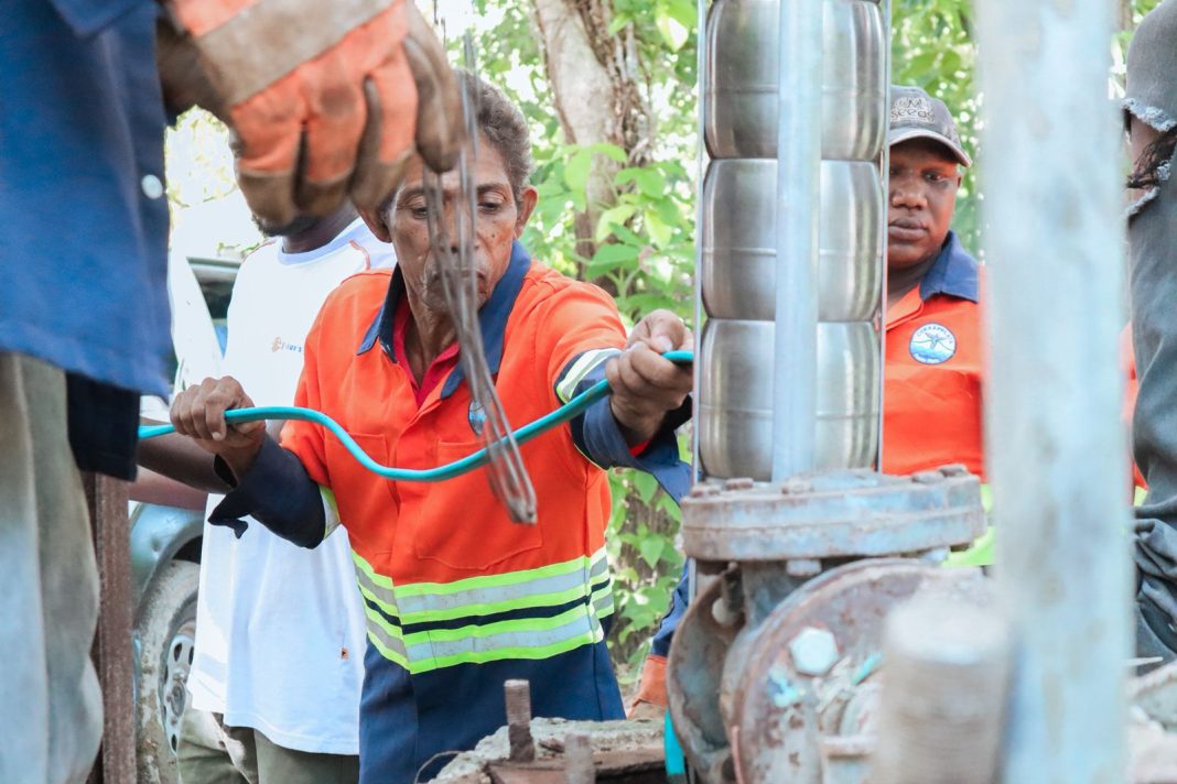 CORAAPPLATA instala nueva bomba en Los Ciruelos de Montellano