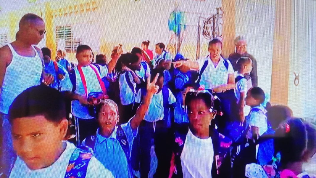 Despachan mas de 8 mil estudiantes por falta de alimento en centros de Gaspar Hernández