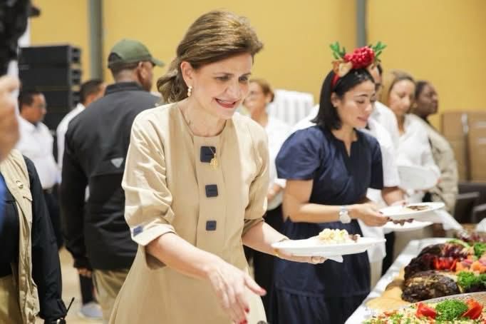 Vicepresidenta Raquel Peña realiza jornada de la Brisita Navideña en Montecristi.