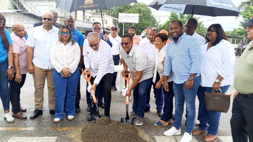 Ministro Bautista y alcalde Roely Thomas dejan iniciada construcción de distribuidor de tránsito de Puerto Plata-Espaillat