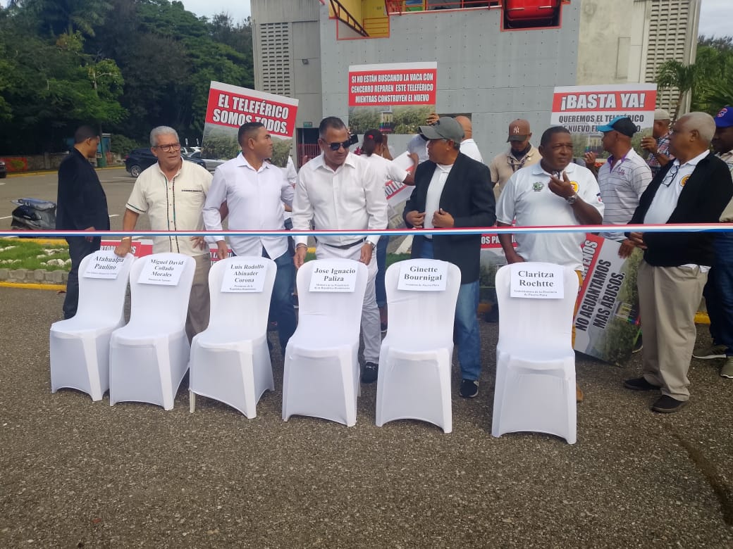 Vendedores del Teleférico realizan inauguración de la obra tras 18 meses de estar cerrado