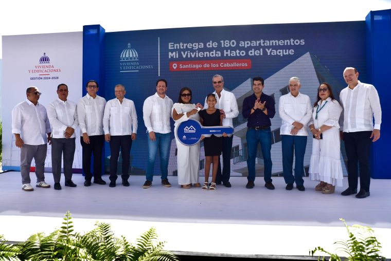 Presidente entrega varias obras en Santiago