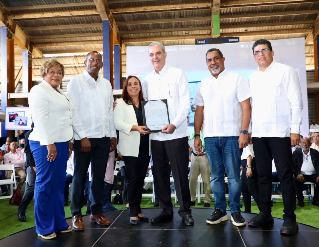 Abinader entrega 580 títulos de apartamentos y asegura futuro y dignidad a familias