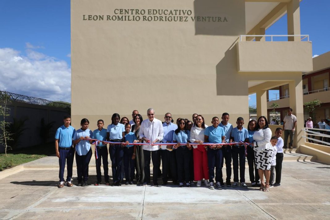 Abinader entrega varias obras en San Juan de la Maguana