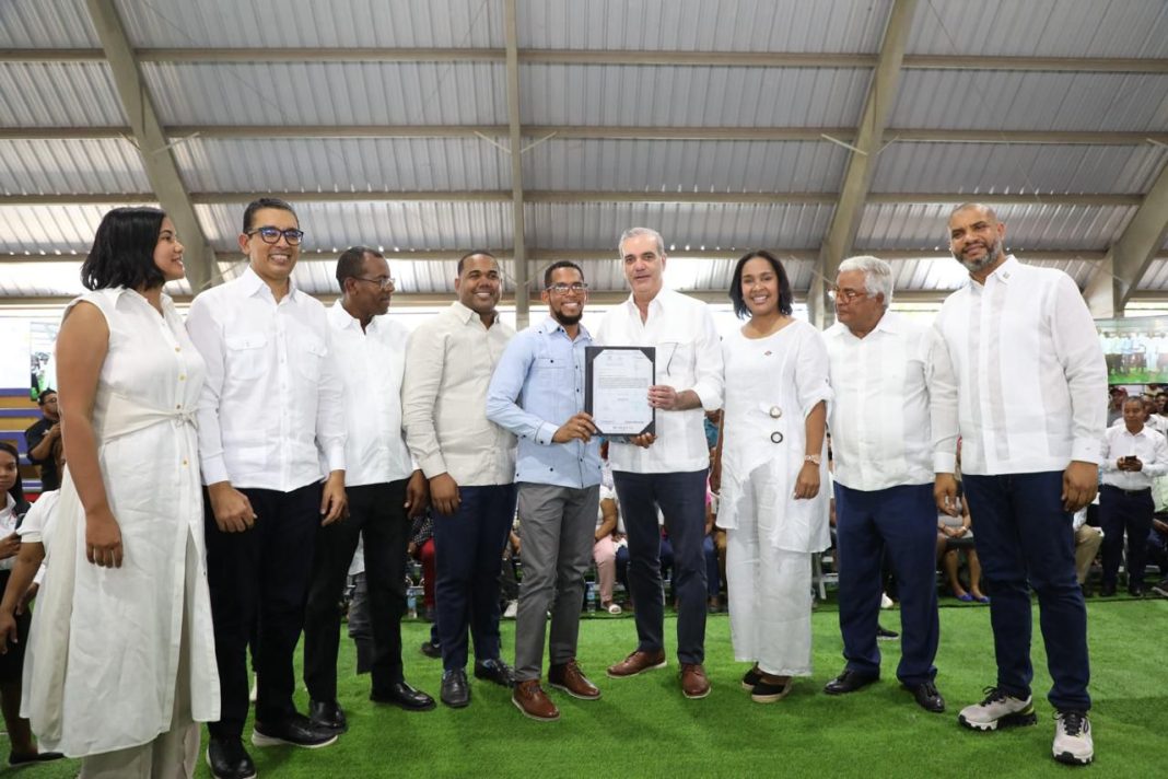 Abinader entrega 517 de 792 certificados de títulos de propiedad a familias en Neiba