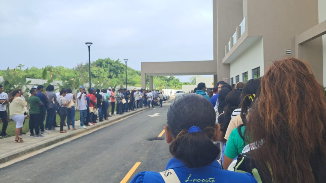 Decenas acuden a feria de empleos nuevo hotel en Cofresí