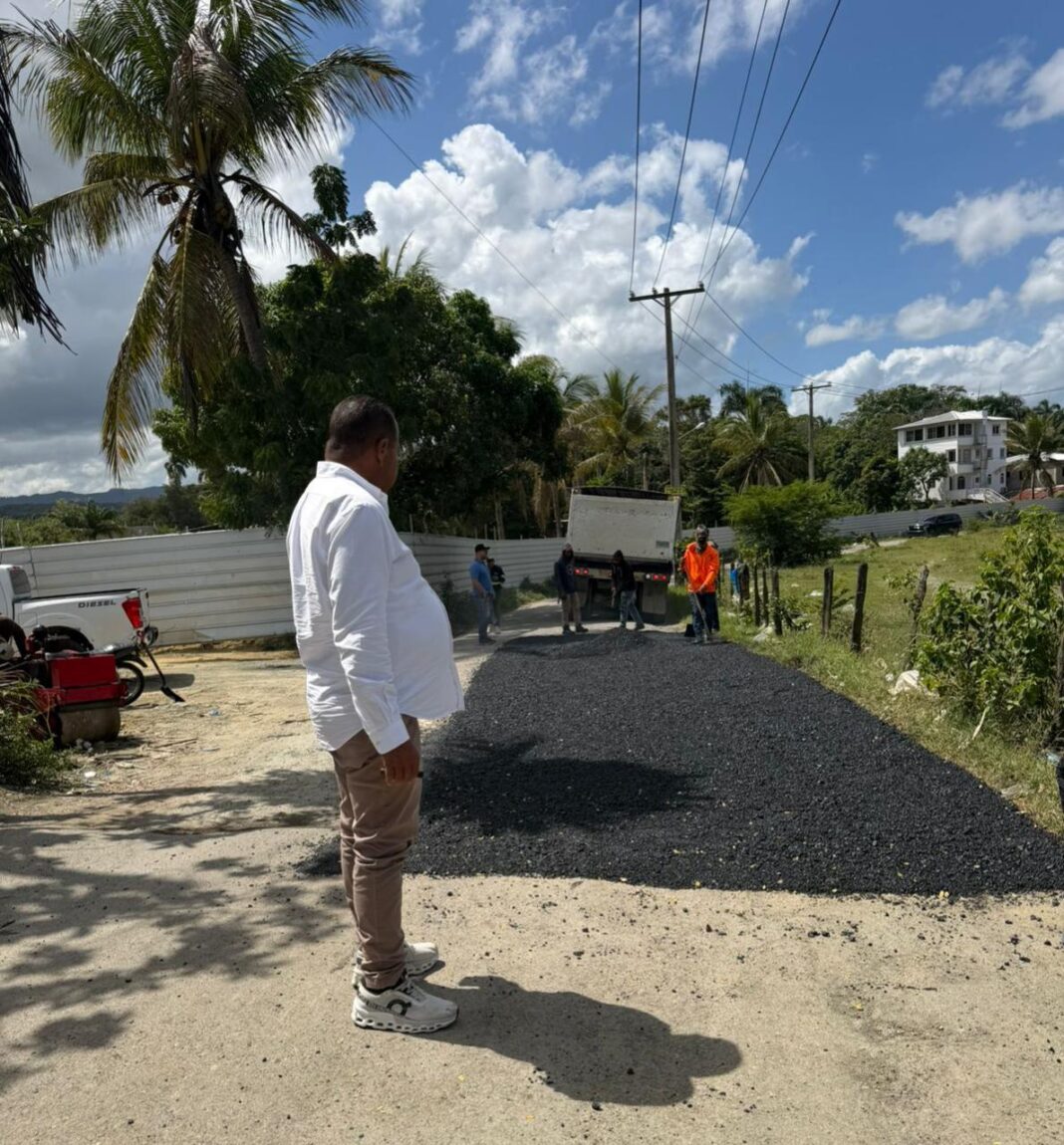 Ayuntamiento de Puerto Plata inicia operativo de bacheo en la segunda entrada de Muñoz