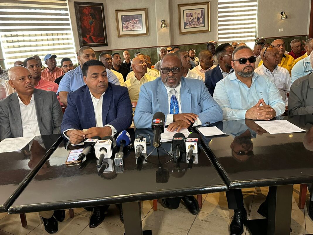 Transportistas anuncian que mantendrán tarifas pese al alza de combustibles en respaldo a estabilidad económica