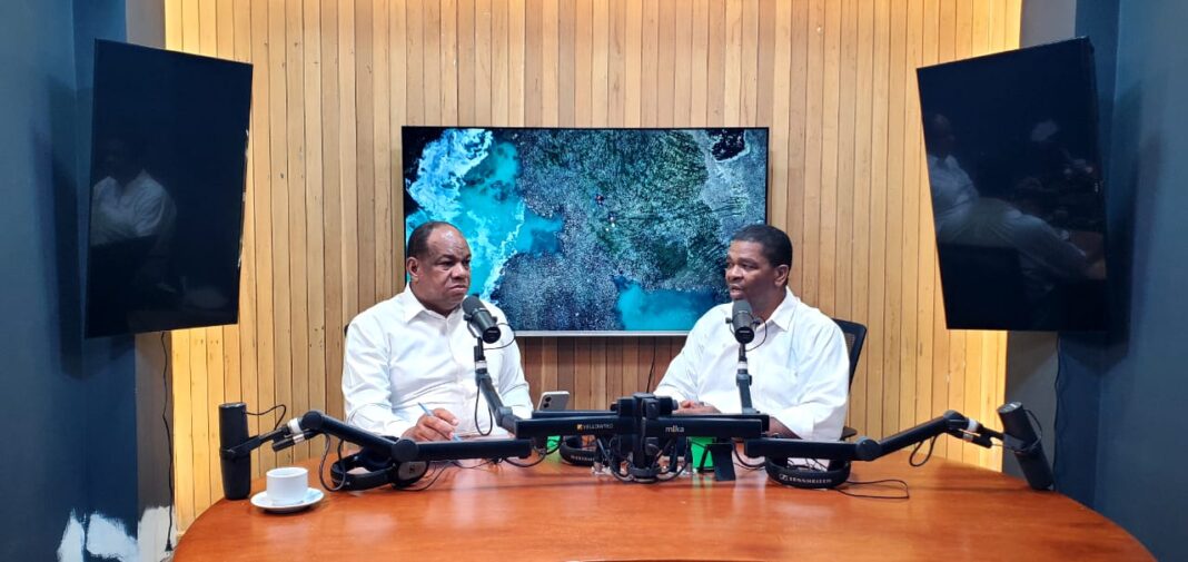 Medrano dice servicio público deben estar a la par con la inversión privada