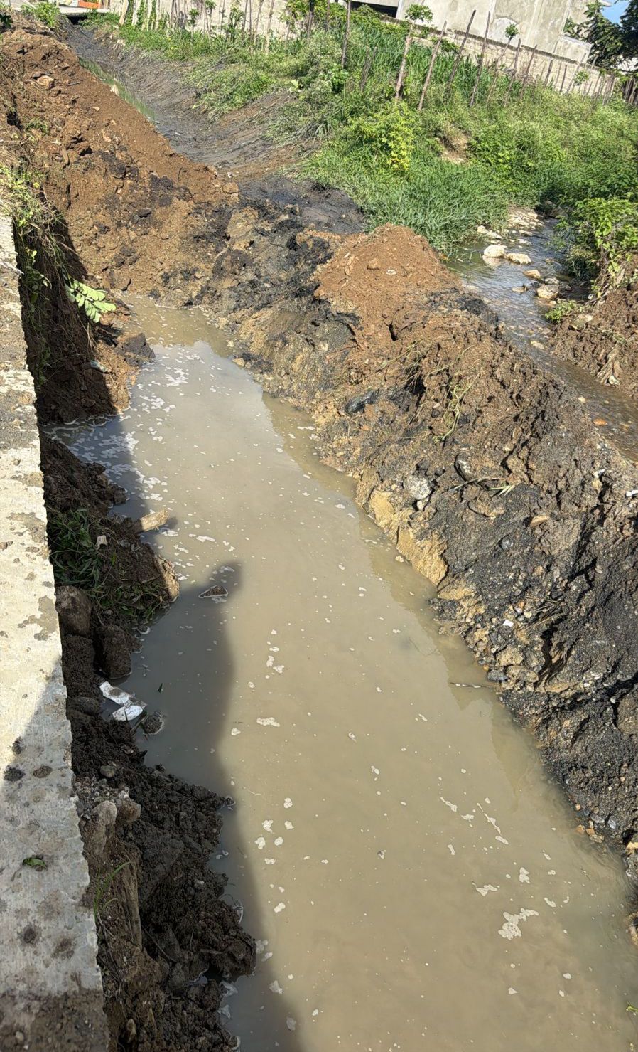 Alcalde Roquelito García interviene cañada en San Marcos y coloca parrilla en badén de la calle Mella
