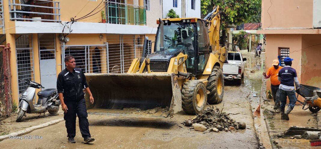 Ayuntamiento de Puerto Plata continúa brindando ayuda a Villa Montellano tras daños causados por lluvias