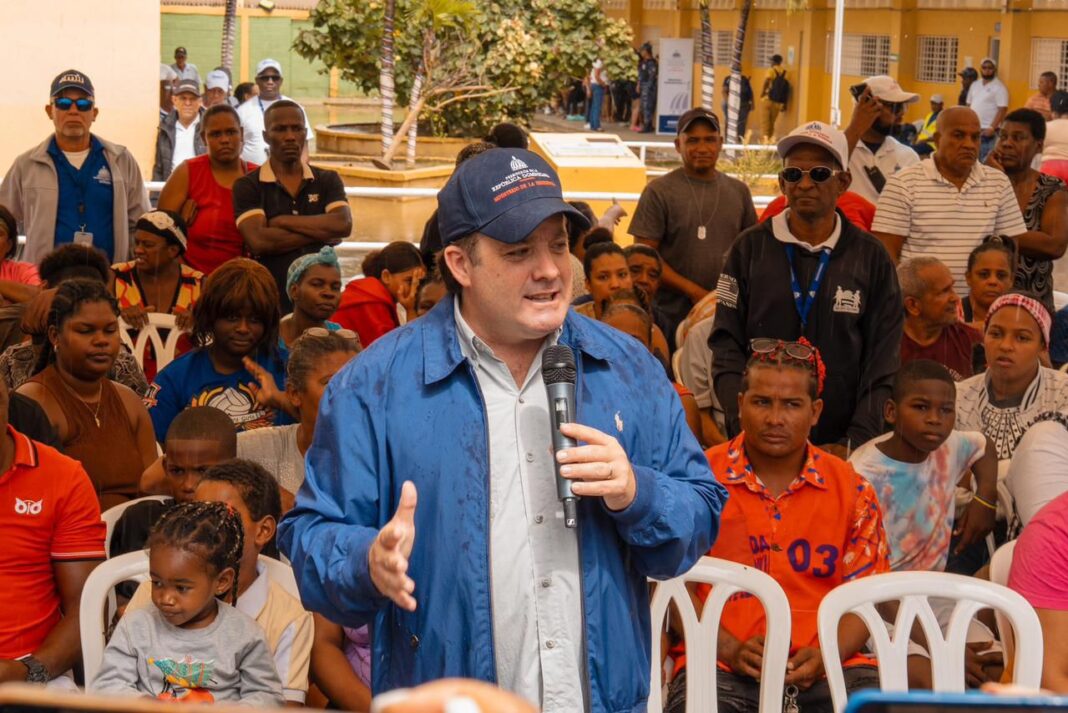 Paliza encabeza jornada social en Villa Montellano; garantiza auxilio a afectados y anuncia obras ante lluvias