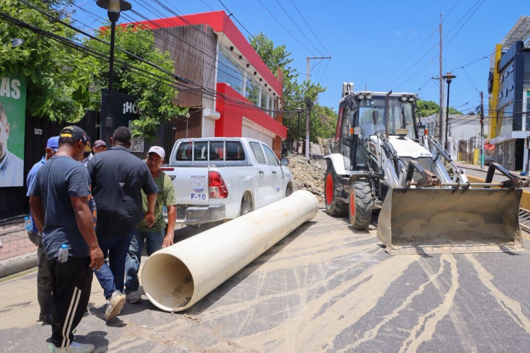 CORAAPPLATA sustituye tubería colapsada y soluciona desbordamiento de aguas residuales