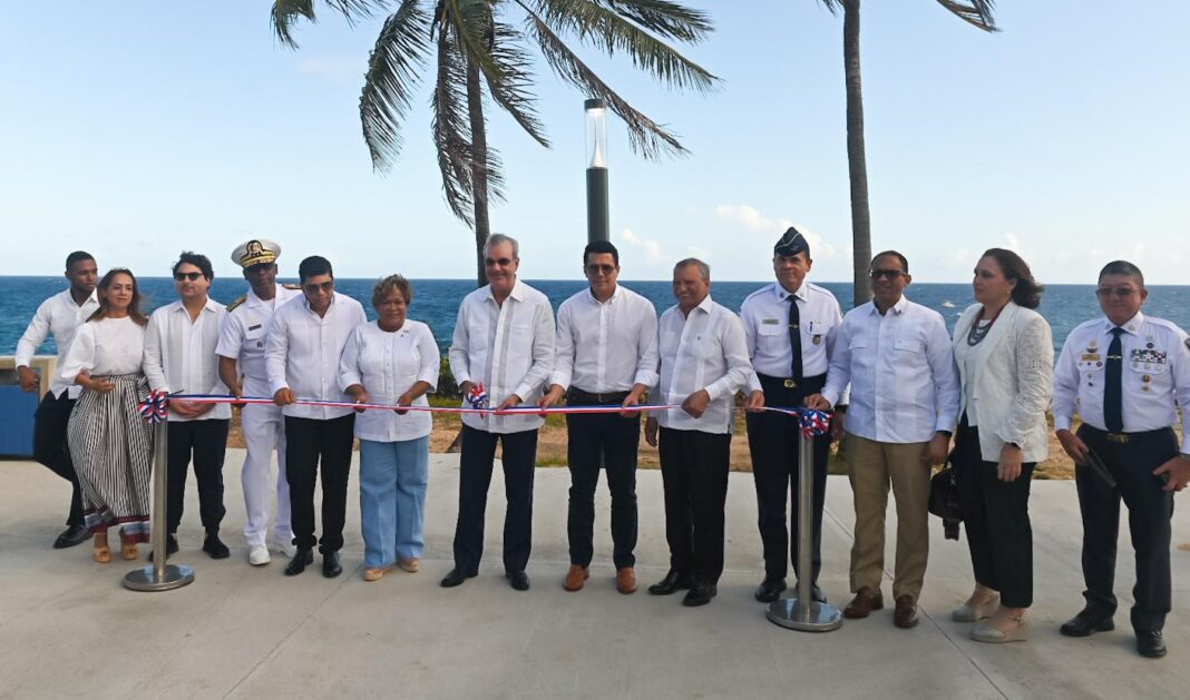 Presidente Abinader y ministro Collado inauguran segunda etapa del malecón de Santo Domingo Este.