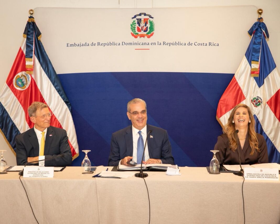 Presidente Abinader sostiene encuentro con empresarios en Costa Rica