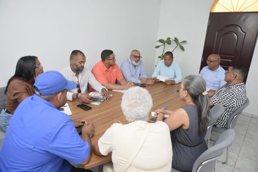 Alcalde Roquelito sostiene encuentro con la Federación de Juntas de Vecinos