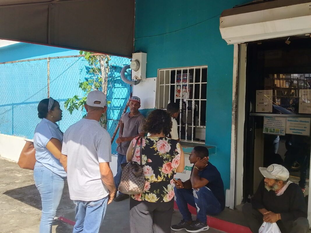 Denuncian falta de medicamentos farmacia del Pueblo, fuente revela computadoras esta dañada