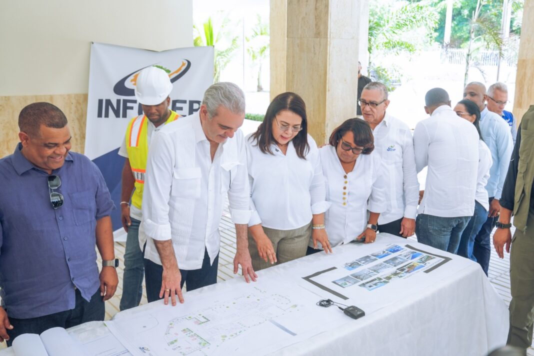 Abinader y directora de INFOTEP supervisan avances del Hotel Escuela Guarocuya, en Barahona
