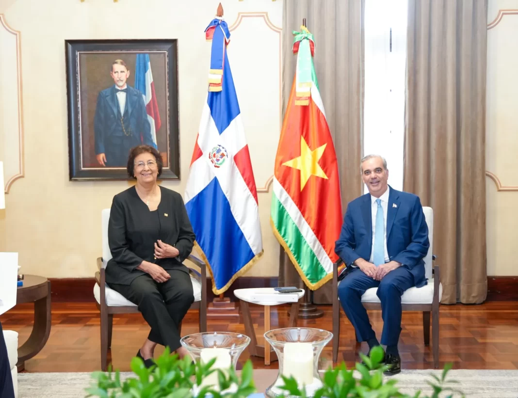 Llega a República Dominicana presidenta de Surinam
