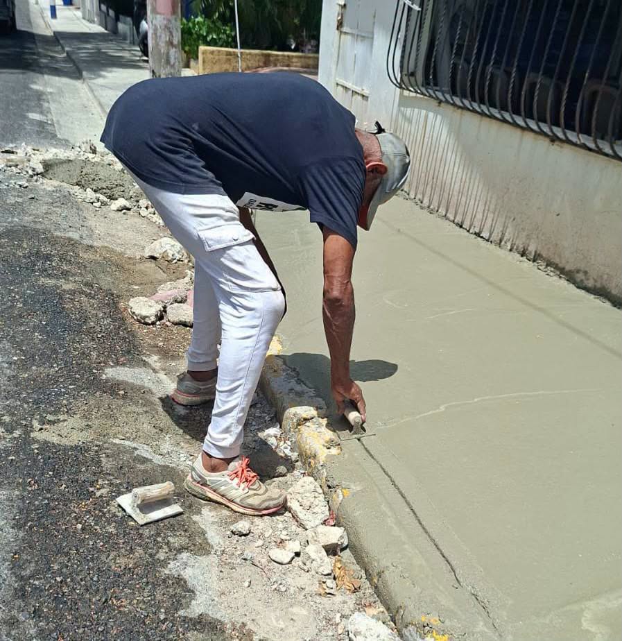 Ayuntamiento de Puerto Plata continúa jornada de construcción de aceras, contenes y badenes en el municipio