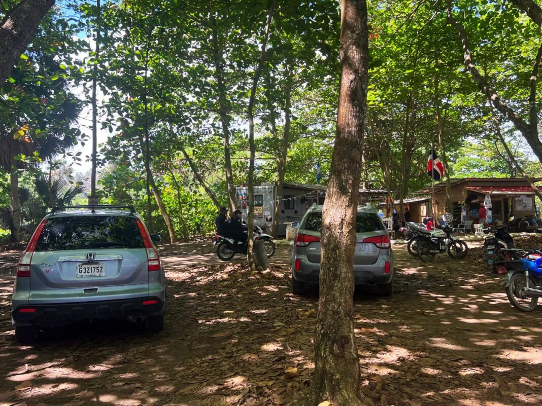 Escuelas de surf y negocios de Playa Encuentro piden intervención urgente para frenar entrada de vehículos a la franja costera