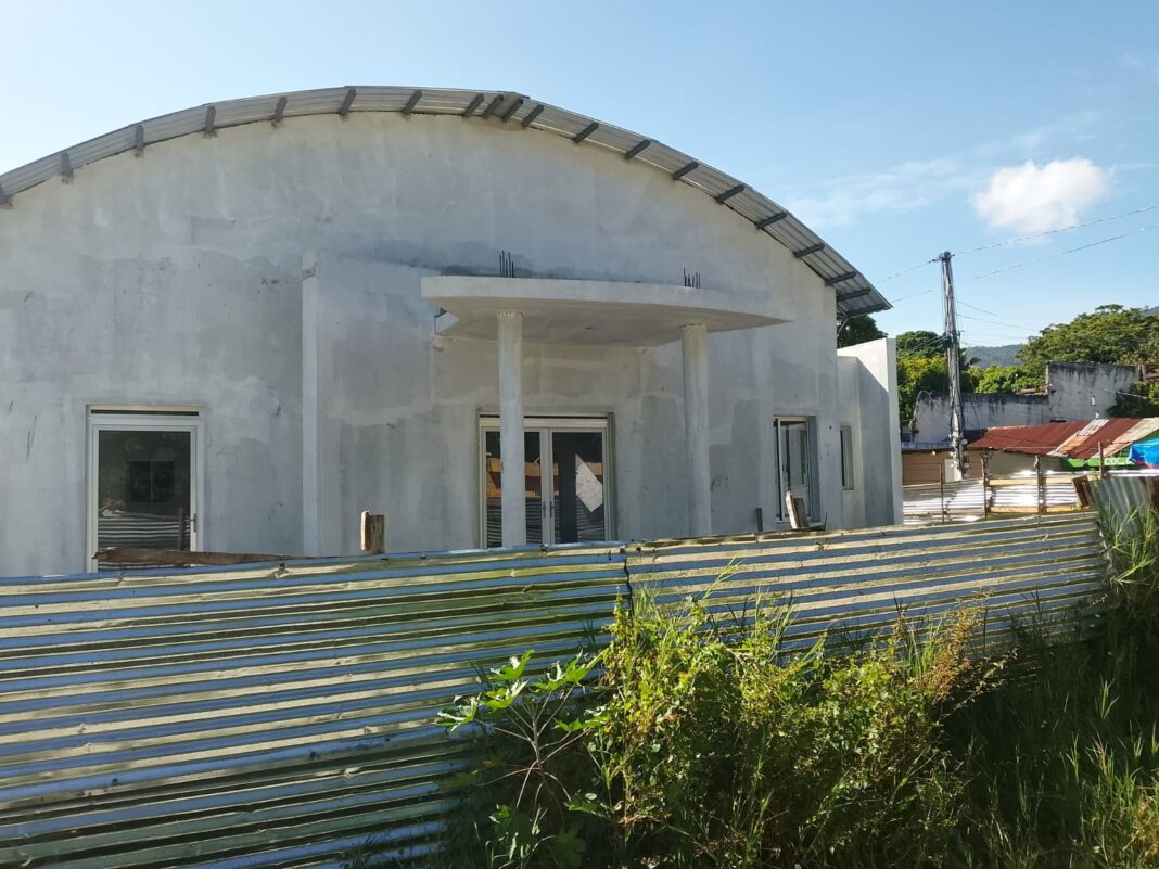 Paralizados los trabajos de construcción comedor económico tras casi tres años de haberse iniciado