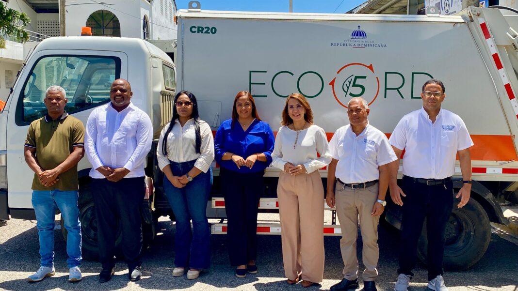 Ayuntamiento recibe apoyo de Eco5RD con cinco camiones para fortalecer recogida de basura