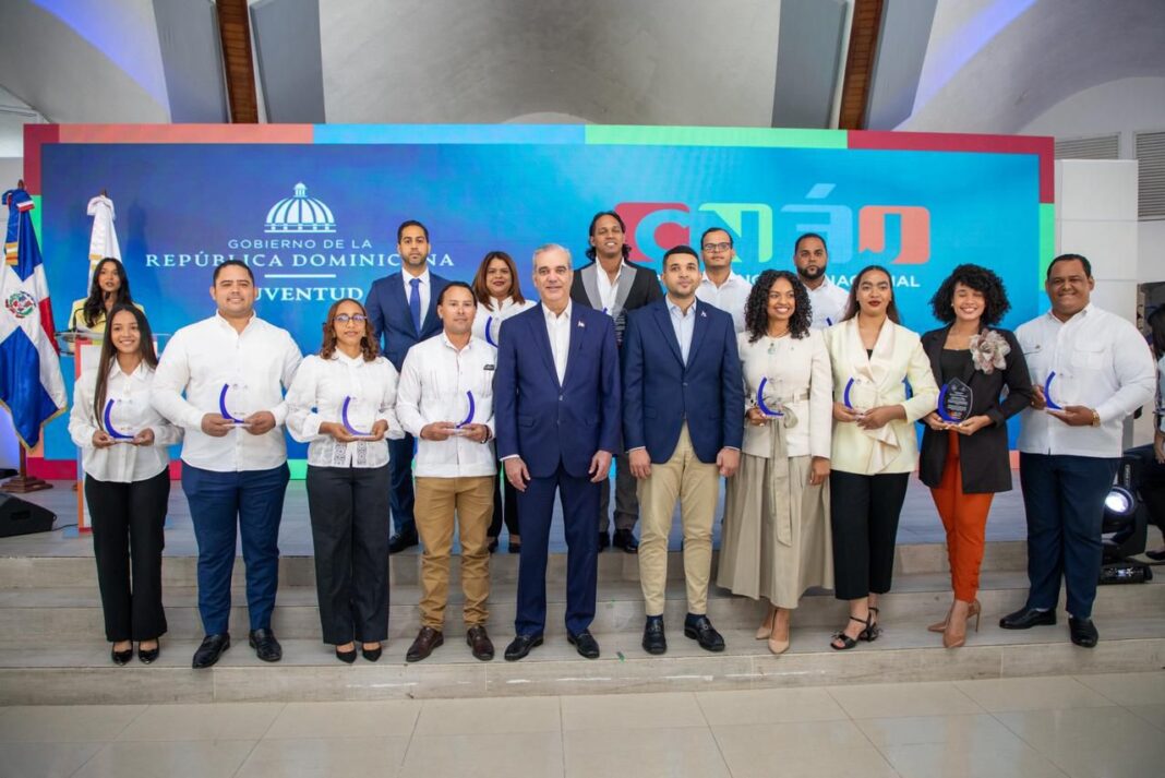 Abinader llama a los jóvenes a ser guardianes de la ética y se autodenomina presidente del Sistema Nacional de Ética Juvenil