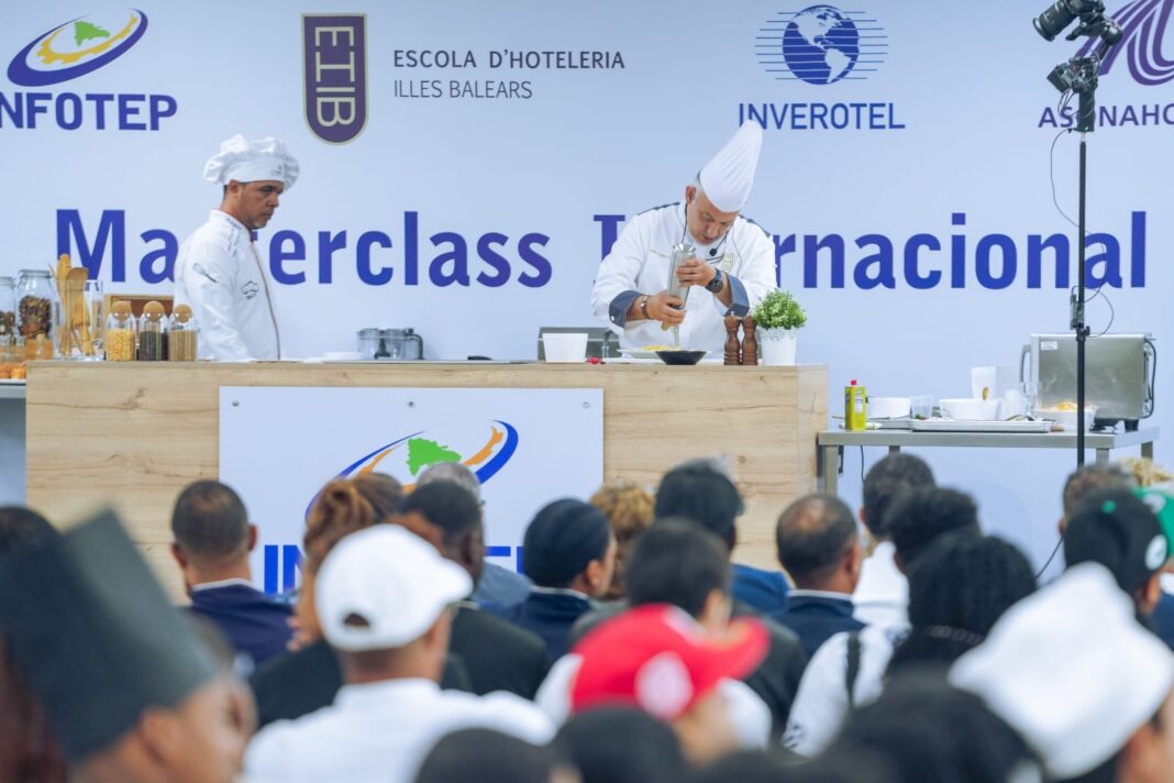 Chefs de Islas Baleares exponen pilares de la hospitalidad en Conferencia Magistral del INFOTEP