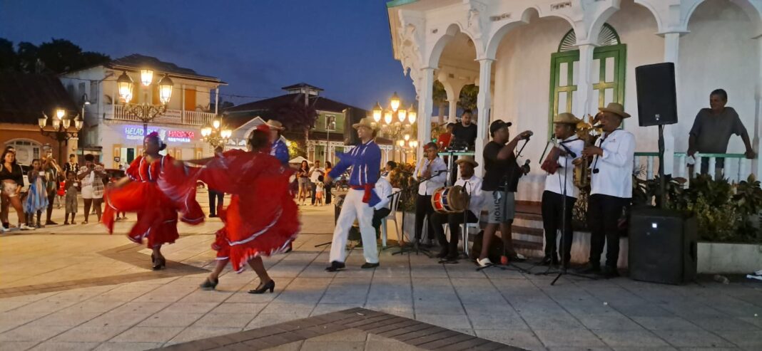 Artesanos de Puerto Plata realizan feria de verano en Plaza Independencia
