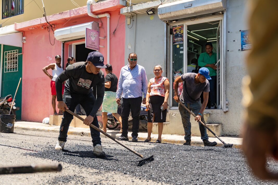 Ayuntamiento y Obras Públicas continúan amplio programa de bacheo en Puerto Plata