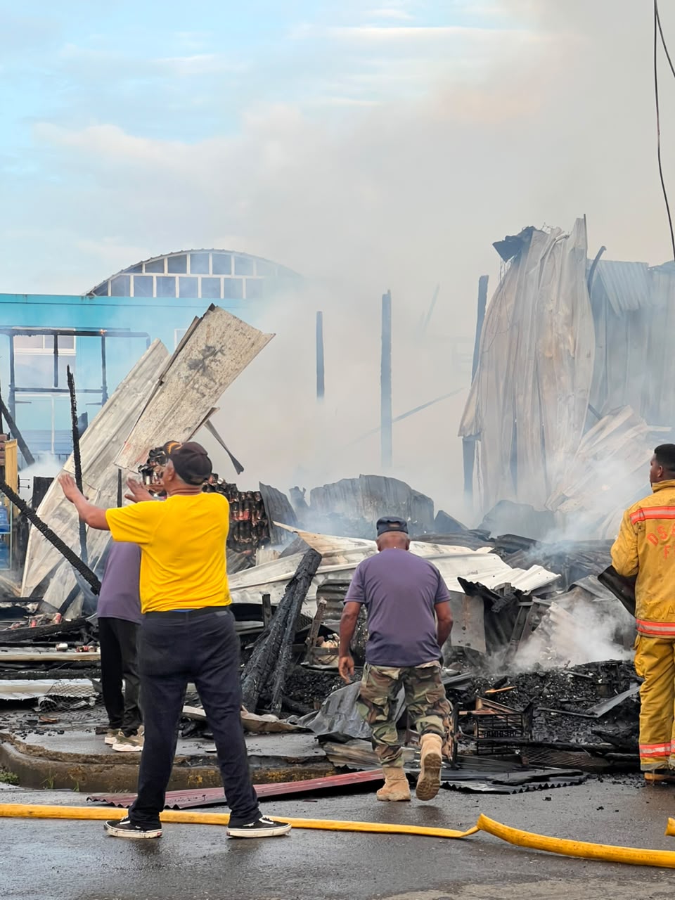 Incendio destruye plaza en Imbert