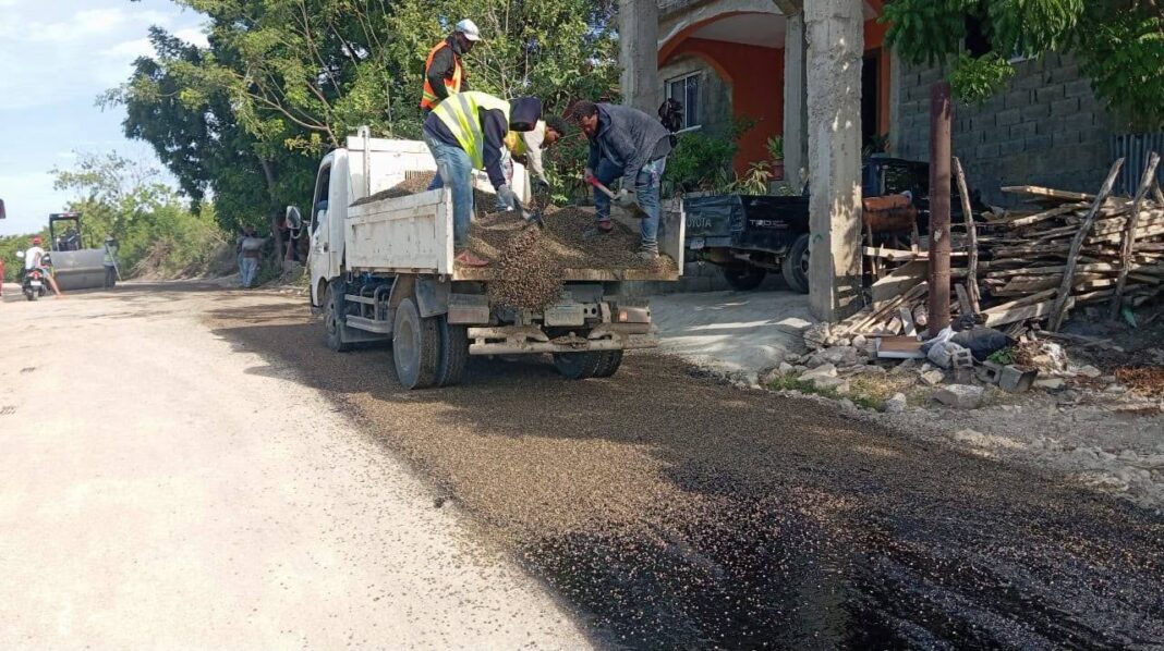 Liga Municipal Dominicana y Ayuntamiento mejora calles en Villa Isabela