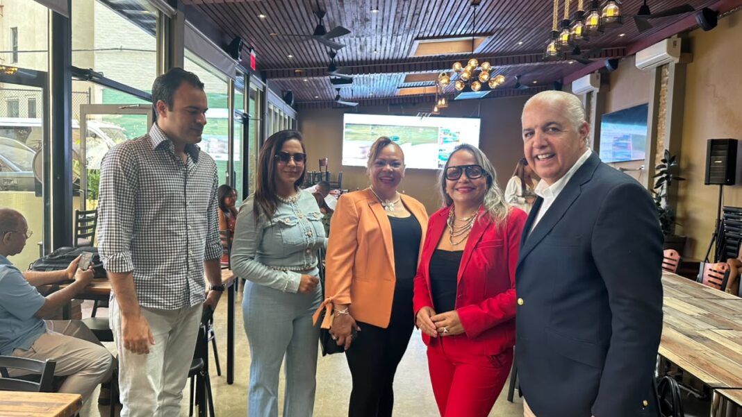 Ingeniero Kuky Silverio presenta proyectos inmobiliarios de Puerto Plata a empresarios y bodegueros de NY