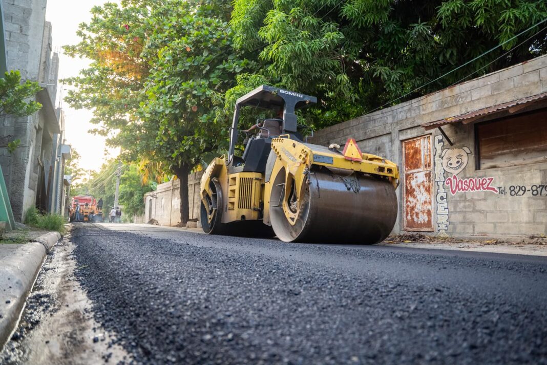 Ayuntamiento de Puerto Plata y Obras Públicas continúan amplio programa de asfaltado en San Felipe